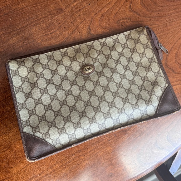 GUCCI Classic Vintage Monogram Clutch. Timeless design. - Picture 4 of 12